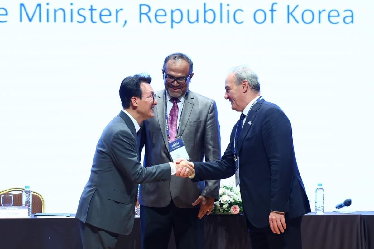 Photo (left to right): Prime Minister of the Republic of Korea Kim Minseok with Kim Dae-jung Award recipient T.V. Paul and IPSA President Pablo Oñate