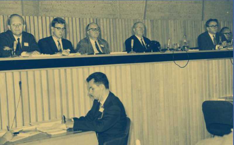 Congrès de Paris, 1961 – De gauche à droite : Karl W. Deutsch, P. Pesonen, A. Ranney, James K. Pollock, Stein Rokkan, Bob McKensie