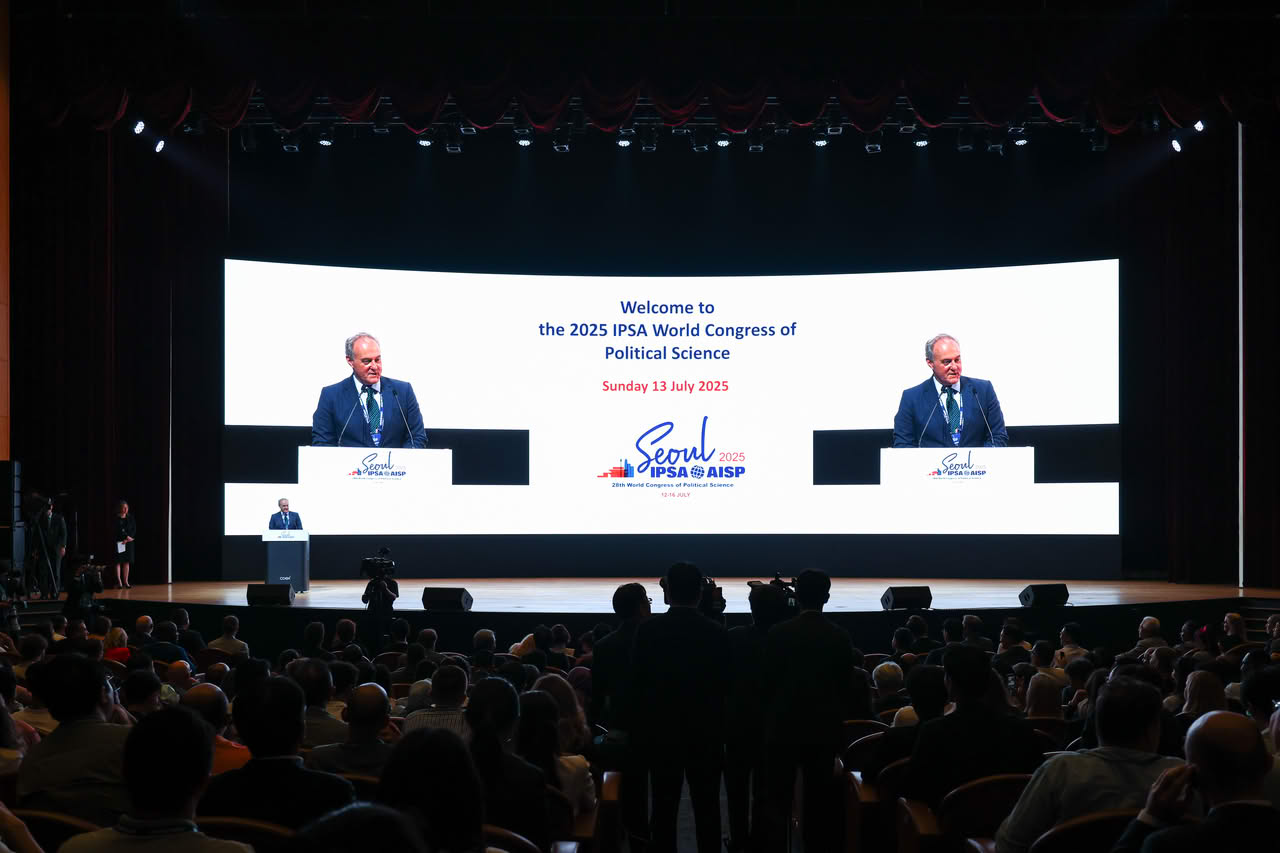 IPSA President Pablo Oñate delivers the opening address at the World Congress.
