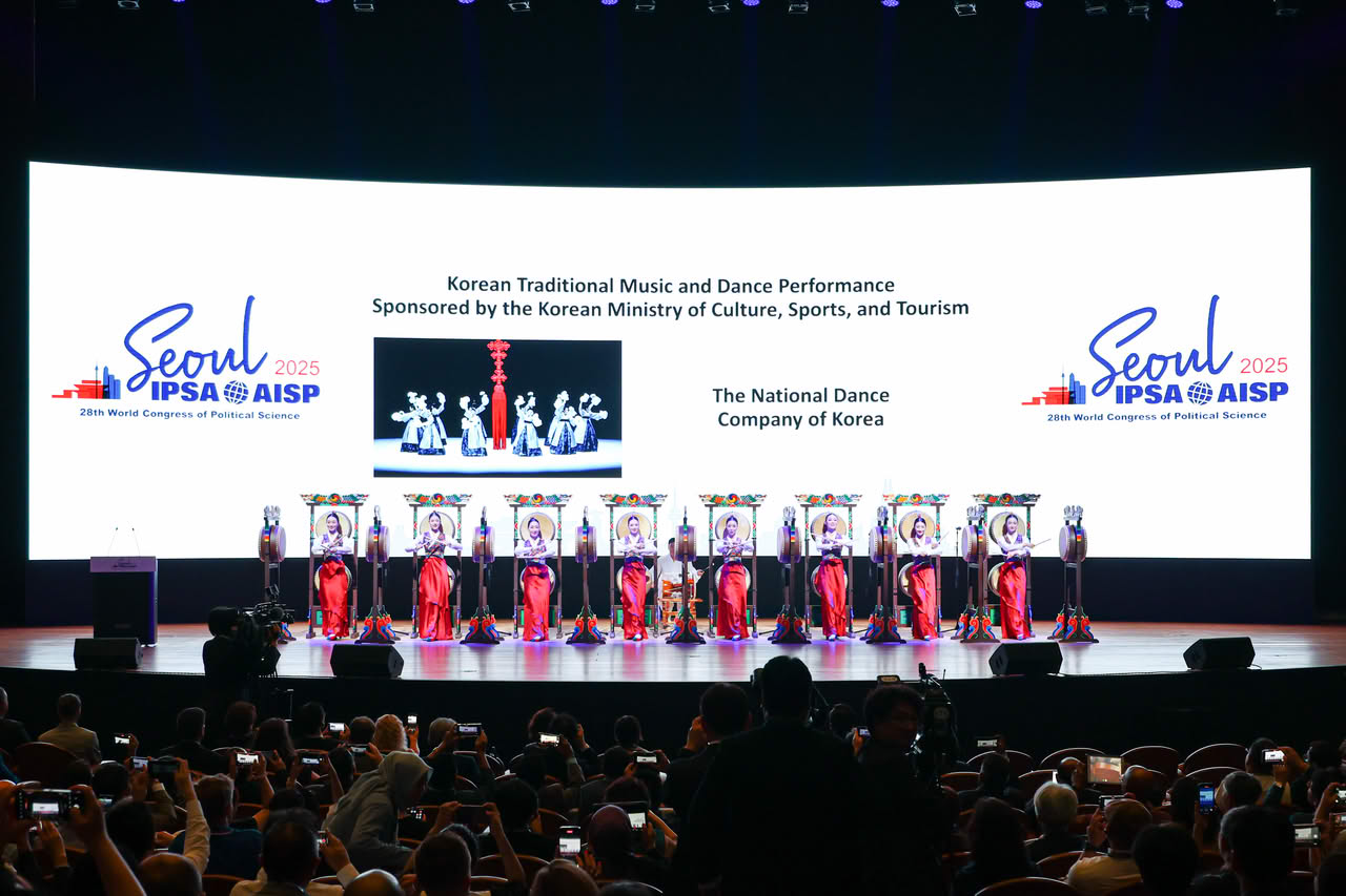 The National Dance Company of Korea.
