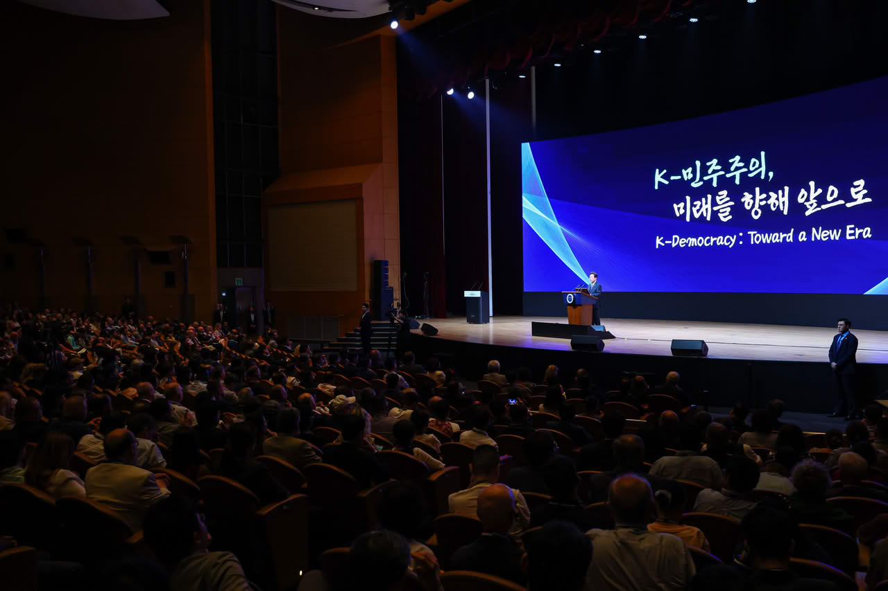 President of the Republic of Korea, Lee Jae Myung, addresses the delegates of the IPSA World Congress.
