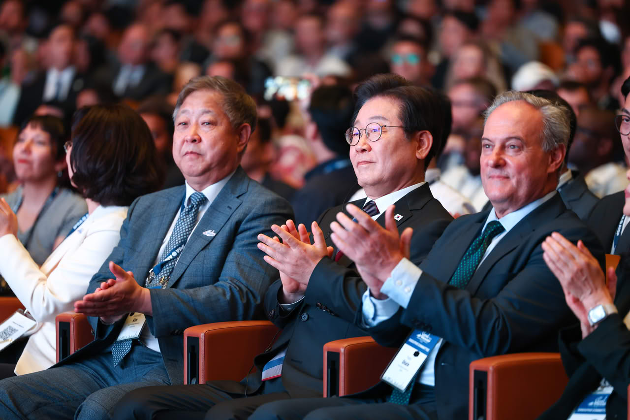Euiyoung Kim (Co-Chair of the WC2025 Local Organizing Committee), Lee Jae-myung (President of the Republic of Korea), and Pablo Oñate (IPSA President).
