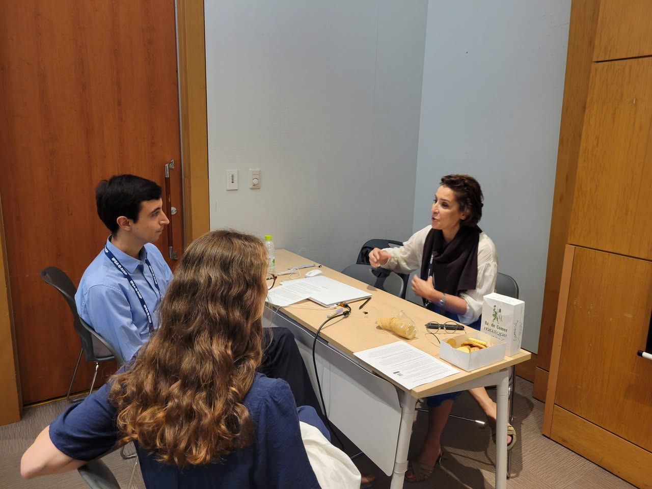 IPSA Executive Committee member Madalena Meyer Resende with event participants.
