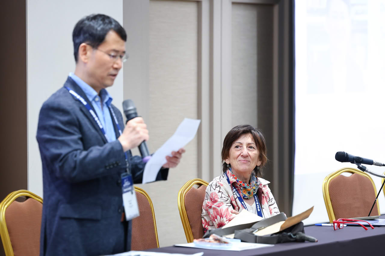 Hyeong-ki Kwon delivers his award lecture.
