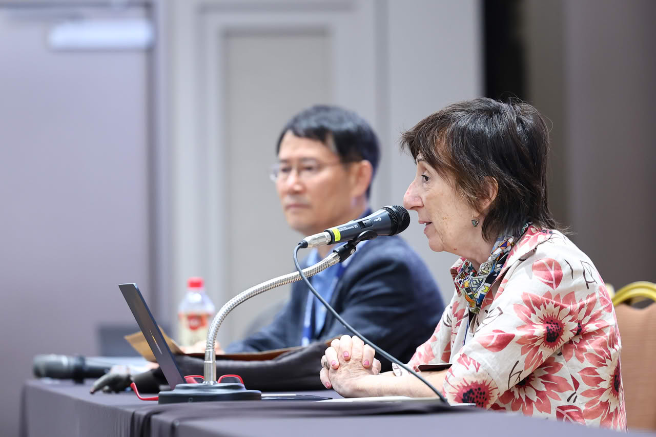 Award recipient Hyeong-ki Kwon and IPSA Executive Committee member Francesca Longo.
