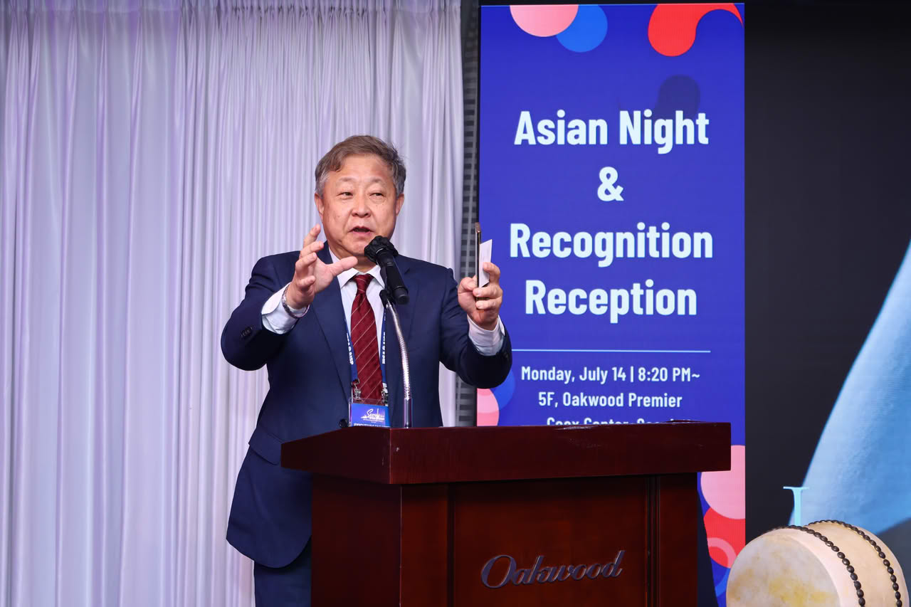 WC2025 Local Organizing Committee (LOC) Co-Chair Euiyoung Kim delivers the welcome speech at the Asian Night.
