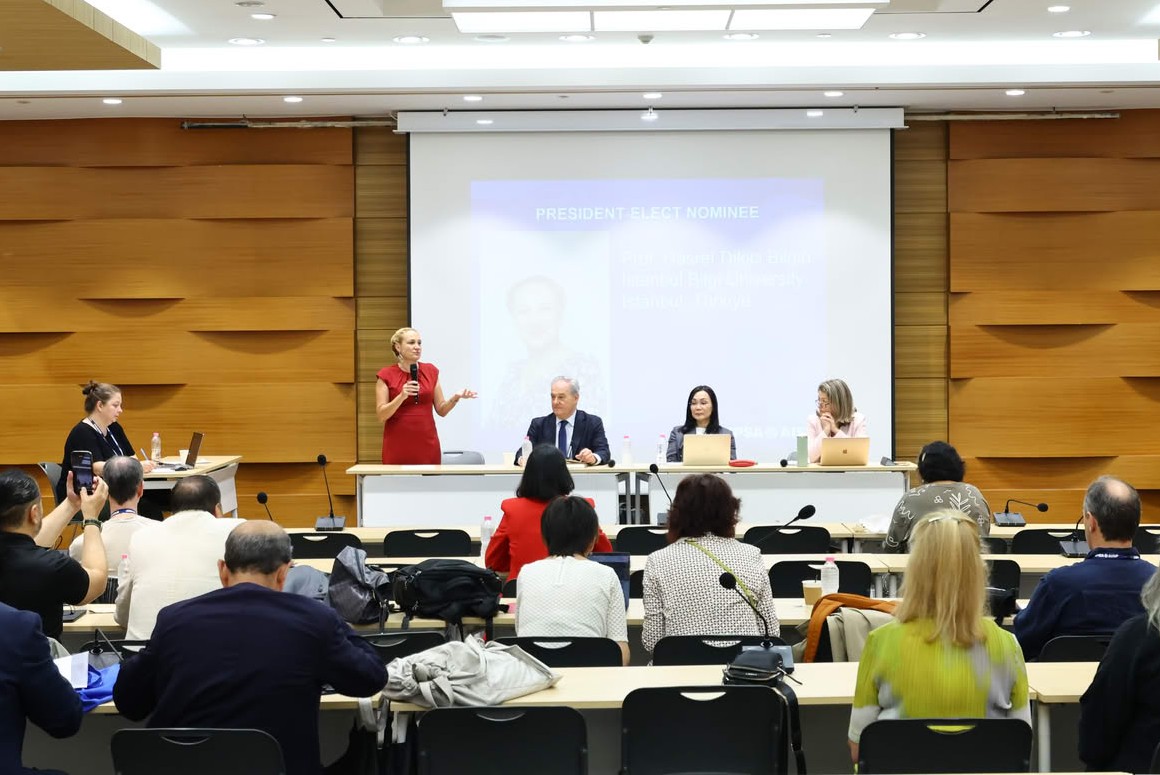 IPSA President-Elect Hasret Dikici Bilgin addresses the IPSA Council.
