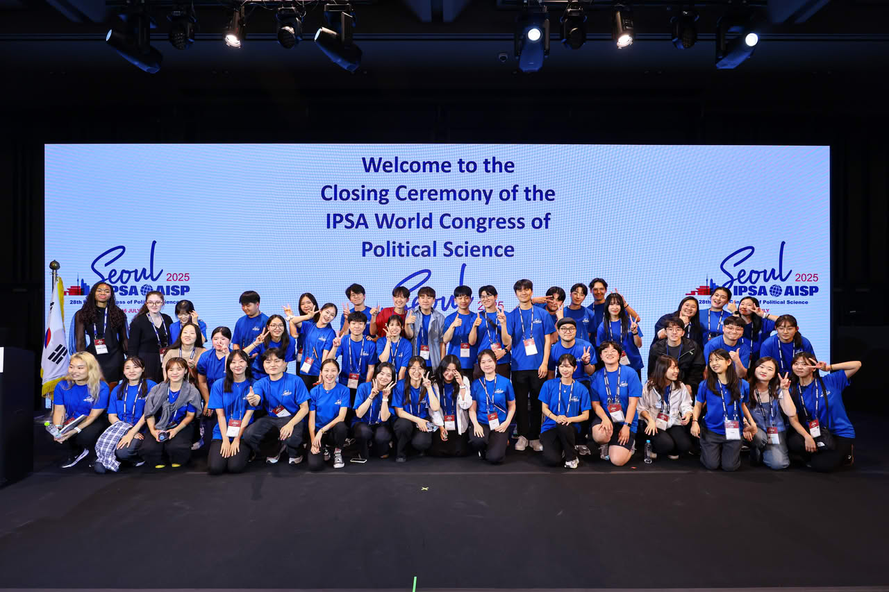 Onsite staff of the 2025 IPSA World Congress gathered on stage during the Closing Ceremony.
