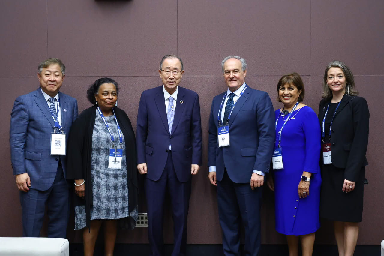 Photo (left to right):&nbsp;Euiyoung Kim (LOC Co-Chair),&nbsp;Dianne Pinderhughes (IPSA Past President), Ban Ki-moon (Former UN Secretary-General),&nbsp;Pablo Oñate (IPSA Past President),&nbsp;Irasema Coronado (WC2025 Program Co-Chair), and Kim Fontaine-Skronski (IPSA&nbsp;Executive Director).
