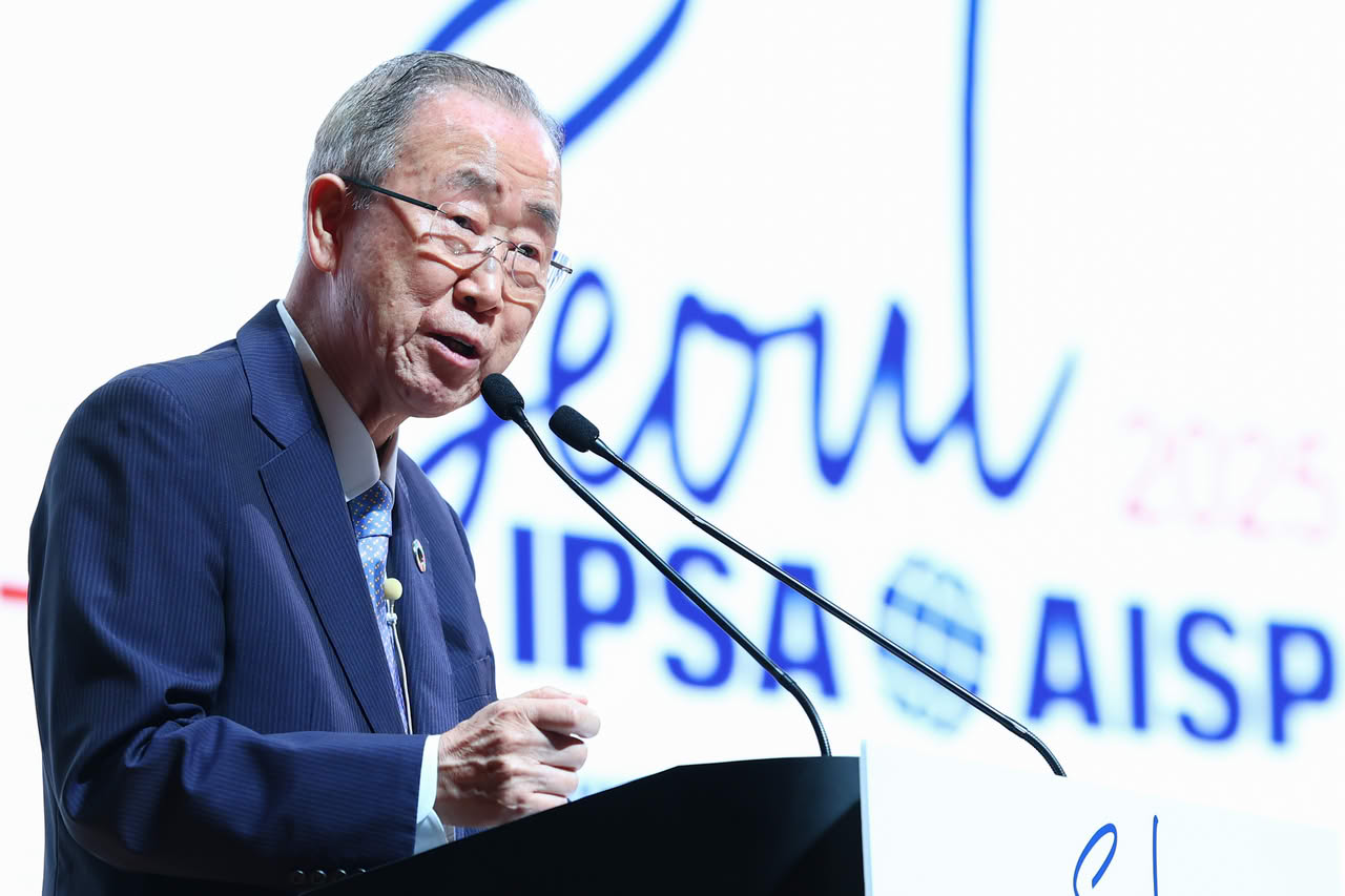 Former UN Secretary-General Ban Ki-moon delivers his plenary address.
