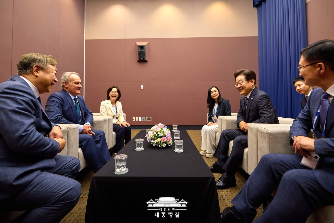 Photo (left to right): Euiyoung Kim (Co-Chair of the WC2025 Local Organizing Committee), Pablo Oñate (IPSA Past President), Ajin Choi (Co-Chair of the WC2025 Local Organizing Committee), Yuko Kasuya (IPSA President), and
Lee Jae Myung (President of the Republic of Korea).
