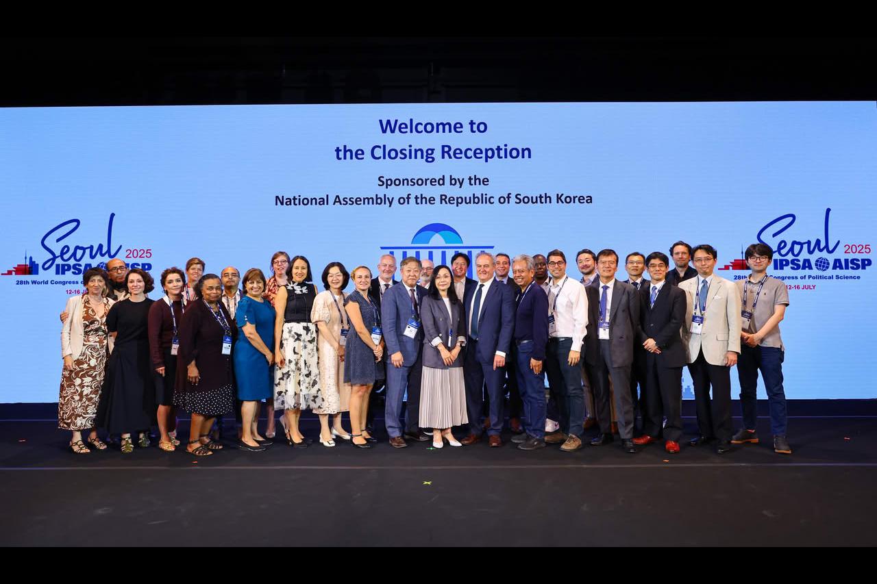 The IPSA Executive Committee members and the WC2025 Local Organizing Committee members at the Closing Ceremony on 16 July.

